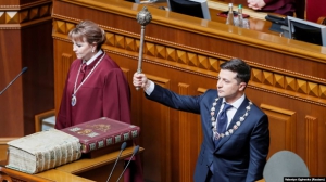 Źródło:https://www.reuters.com/article/us-ukraine-inauguration/new-ukraine-president-zelenskiy-dissolves-parliament-idUSKCN1SQ0NG
